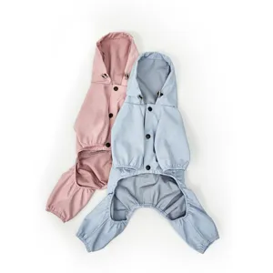 Vue detaillee de l'impermeable pour chien a quatre pattes impermeable avec capuche.