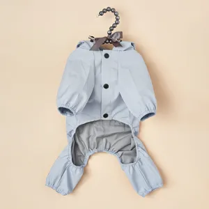 Vue en gros plan du joli imperméable pour animaux bleu clair avec capuche et boutons pression.