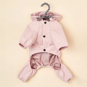 Vue de détail rapprochée d'un imperméable rose pour animal, conception imperméable.