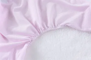 Dettaglio in primo piano del tessuto traspirante in rete di seta di ghiaccio rosa con arricciatura.
