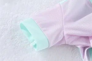 Dettaglio vestito rinfrescante animale, polsino maglia estate, tessuto traspirante primo piano