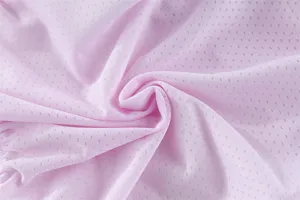 Primo piano in tessuto a rete rosa chiaro traspirante, ideale per vestiti estivi per animali.