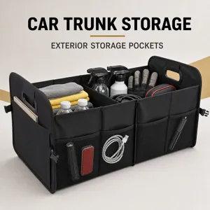 Detailansicht der faltbaren Auto-Kofferraumtasche mit mehreren externen Netztaschen.