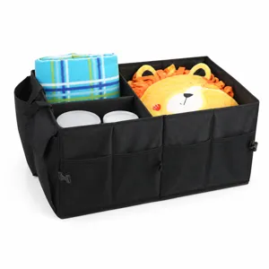 Vista dettagliata dell'organizer per bagagliaio auto pieghevole nero con vari accessori.