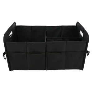 Detailansicht des mehrfach unterteilten Innenraums und der Netztaschen des Kofferraumorganizers.