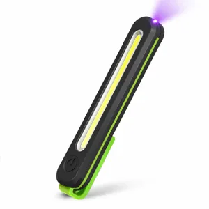 Détail de lampe de travail COB portable avec faisceau UV, clip et design compact pour l'extérieur.