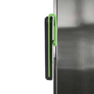 Detail de lampe de travail LED portable avec clip magnetique pour camping et maintenance exterieure.