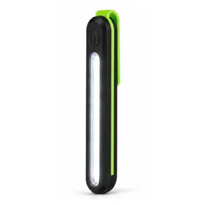 Gros plan sur le détail de la lampe stylo LED portable, montrant la bande lumineuse et le clip.