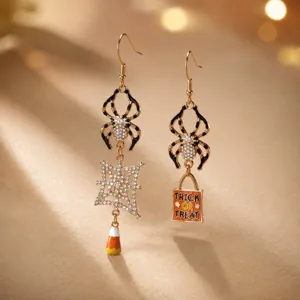 Halloween asymmetrische spinnenweb strass oorbellen detailweergave, leuke feestelijke sieraden.