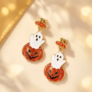 Gedetailleerd close-upgezicht van Halloween pompoen geest emaille oorbellen getoond