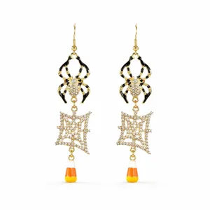 Detailfoto van Halloween spinnen oorknopjes met glinsterende strass-steentjes en snoep hangers.