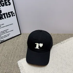 Classico cappellino da baseball nero con ricamo di cuore e numero bianco per stile casual.