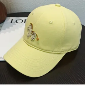 Cappellino da baseball in cotone giallo con ricamo di cavallo, elegante cappello casual.