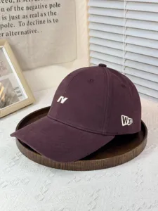 Dunkelrote Baseballkappe mit gesticktem N, stilvoller Freizeithut für den Alltag.