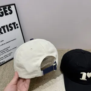 Dettaglio cappellino da baseball ricamato casual con fibbia regolabile e cuciture.