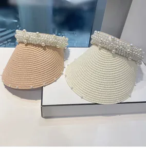 Detailansicht des eleganten Stroh-Sonnendekors mit Perlen für den Sommer am Strand.