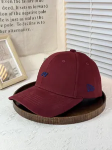 Unisex dunkelrote Baseballcap mit gesticktem N vorne, stilvollem Schirm und strukturierter Krone.