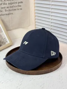 Klassische marineblaue Baseballkappe mit weißem N-Stick und modischem Schirm.