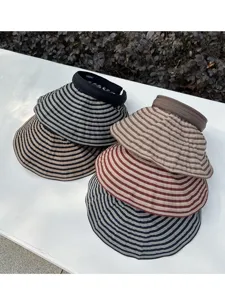 Vista dettagliata cappello sole donna rigato tesa larga protezione uv pieghevole.