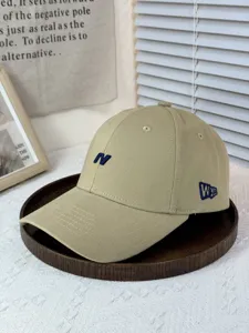 Klassische beige Baseballcap mit cooler Stickerei, stylischer Sonnenhut für den Alltag.