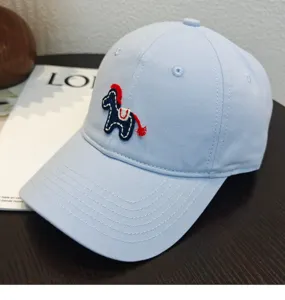 Elegante berretto da baseball azzurro con un simpatico motivo di cavallo ricamato per il sole.