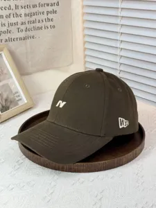 Detailansicht der dunkelbraunen bestickten Baseballkappe mit fester Krone und N Logo.