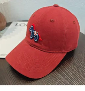 Cappellino da baseball rosso con ricamo di cavallo blu, cappello parasole casual ed elegante.