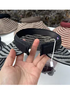 Elegante cappello da sole a righe senza parte superiore con tesa larga, protezione UV estiva.