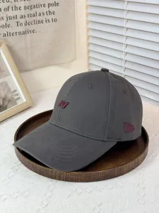 Dunkelgraue bestickte Baseballkappe, stylisches Hardtop-Design mit gebogenem Schirm, Detail.