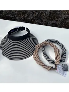 Vista dettagliata della visiera a righe e fasce per capelli abbinate, cappello estivo.