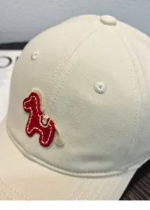 Berretto da baseball in cotone beige con patch cavallo ricamato rosso, cappello sole.