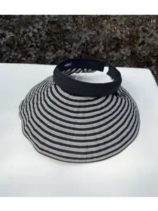 Dettaglio visiera parasole a righe bianco e nero, tesa larga protezione UV cappello.