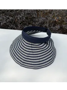Dettaglio della visiera parasole a righe con tesa larga e design a cerchietto per l'estate.