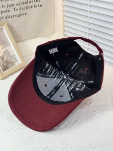 Klassische weinrote Baseballkappe mit atmungsaktivem Mesh-Futter und reiner Baumwolle.