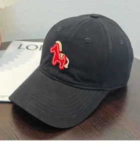 Cappellino da baseball nero con logo di cavallo ricamato rosso, protezione solare elegante.