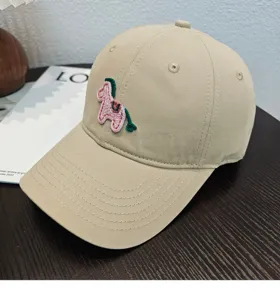 Primo piano dettagliato del berretto da baseball beige con un grazioso pony ricamato.