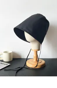 Vista dettagliata del cappello da sole nero con tesa larga e sottogola su manichino in studio.