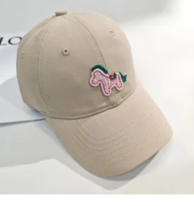 Vista ravvicinata e dettagliata del cappellino da baseball beige con bel ricamo di pony rosa.