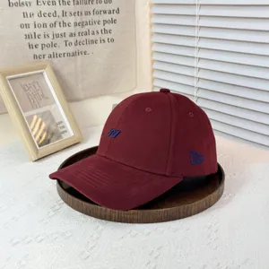 Bordeauxrote Baseballkappe mit gesticktem Frontbuchstaben und Seitenlogo, klassischer Stil.