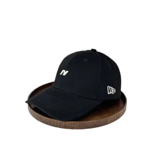 Unisex schwarze Baseballkappe mit weißer Stickerei, stylischer Sonnenschutz Hut für Alltag.