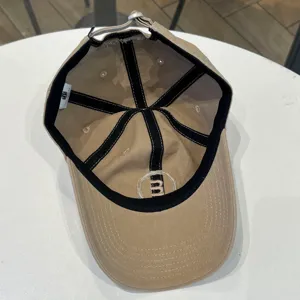 Klassische khakifarbene Baseballkappe Innenansicht mit sauberer Naht und verstellbarem Riemen.
