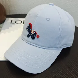 Stiloso cappellino da baseball azzurro con ricamo di cavallo, comodo cappello parasole.