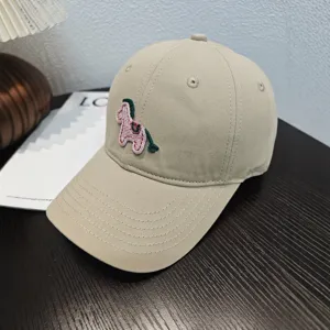 Cappellino da baseball in cotone beige con dolce pony ricamato rosa vista frontale principale