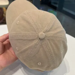 Klassische khakifarbene Baseballkappe mit weicher Krone und sauberen Ziernähten.