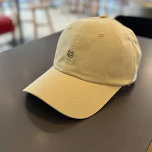 Cute cat embroidery baseball hat for men and women, casual cotton sun protection cap.