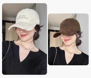 Vue de détail de la casquette de baseball brodée style coréen en coton doux et confortable.