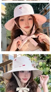 Joli bob à carreaux avec broderie cerise et liens ruban pour chapeau de soleil femme.