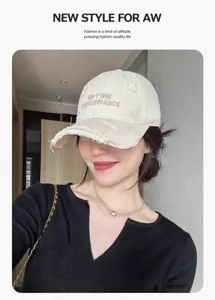 Detail de casquette de baseball brodee style coreen, chapeau de soleil beige vintage pour femme.