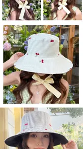 Joli bob à carreaux pour femme avec broderie de cerises et ruban jaune, chapeau de soleil d'été.
