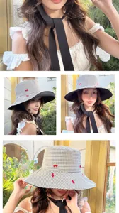Vue détaillée du chapeau bob à carreaux pour femme avec broderie cerise et ruban noir.